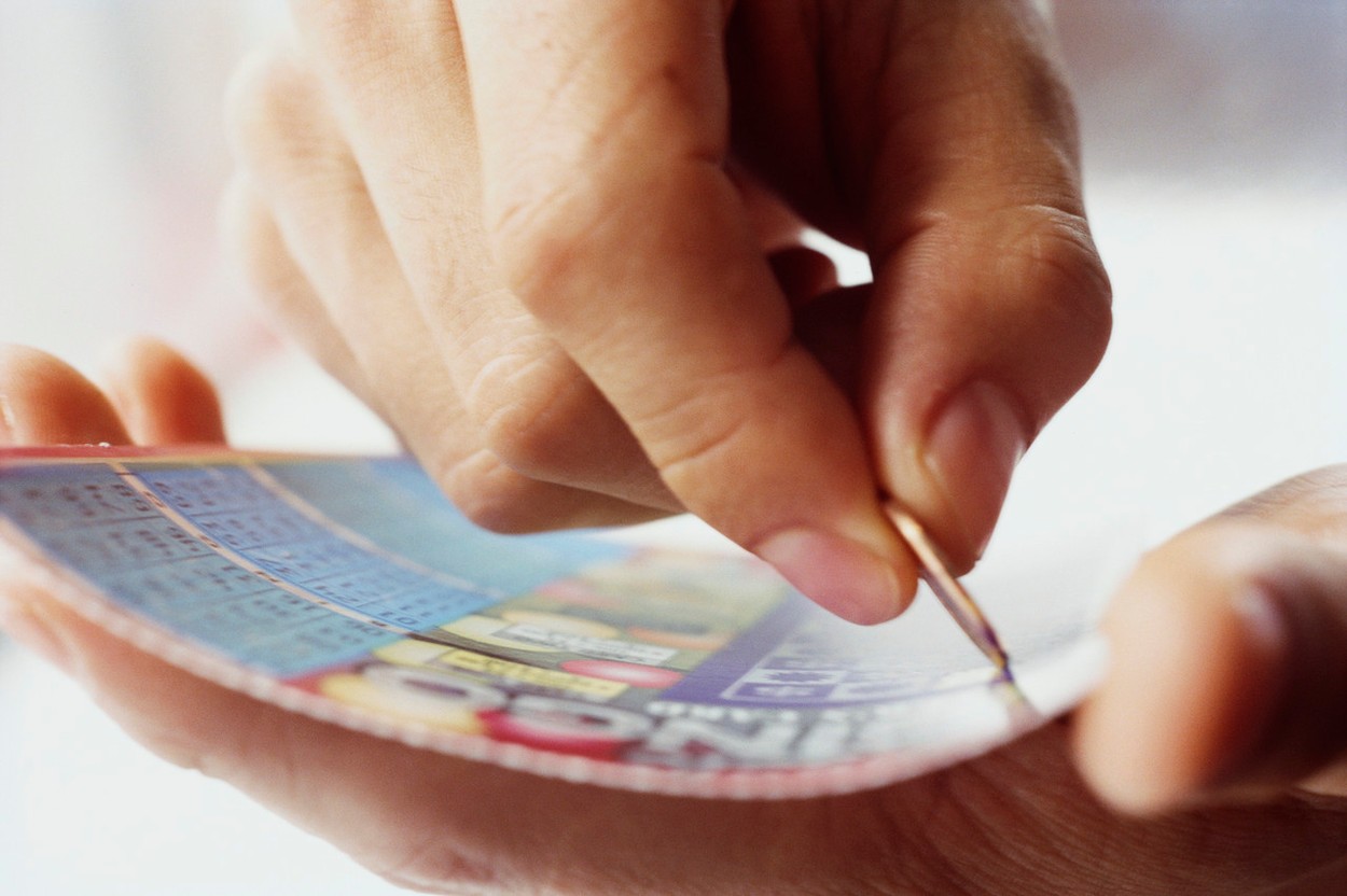 Você dirige uma empresa e planeja participar de um evento esportivo em um futuro próximo, mas não tem ideia da solução ideal para se destacar de seus inúmeros concorrentes no mercado? Que tal experimentar o bilhete de raspadinha personalizado? Simples de criar, prático e compacto, essa ferramenta, que inicialmente é usada para entretenimento, provou e continua a provar sua eficácia na fidelização do cliente. Quer saber mais? Você será servido nas próximas linhas!