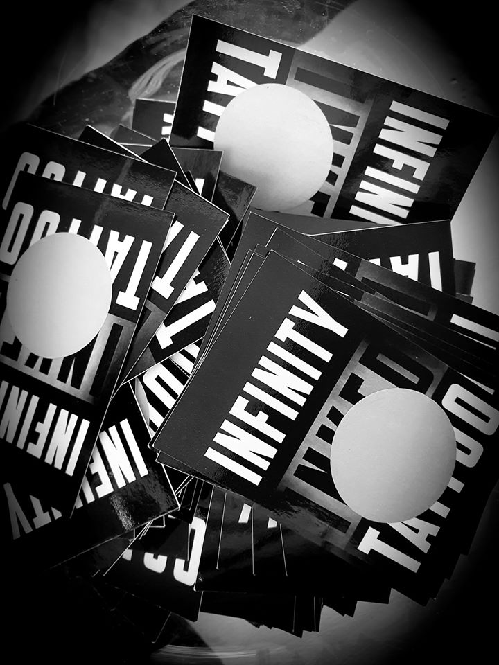 No Natal, as compras se intensificam. De fato, neste período, todo mundo está em busca de presentes para dar aos seus entes queridos. Do lado dos comerciantes, não hesitam em testemunhar que dezembro é um dos melhores meses, durante o qual veem seu faturamento aumentar significativamente. Ser criativo permite conquistar ainda mais clientes e, principalmente, incentivar as pessoas a fazerem mais compras. O Natal é a hora de aproveitar a oportunidade para desenvolver novas estratégias comerciais. Os cartões para raspar são uma excelente solução para fidelizar os clientes e atrair novos.