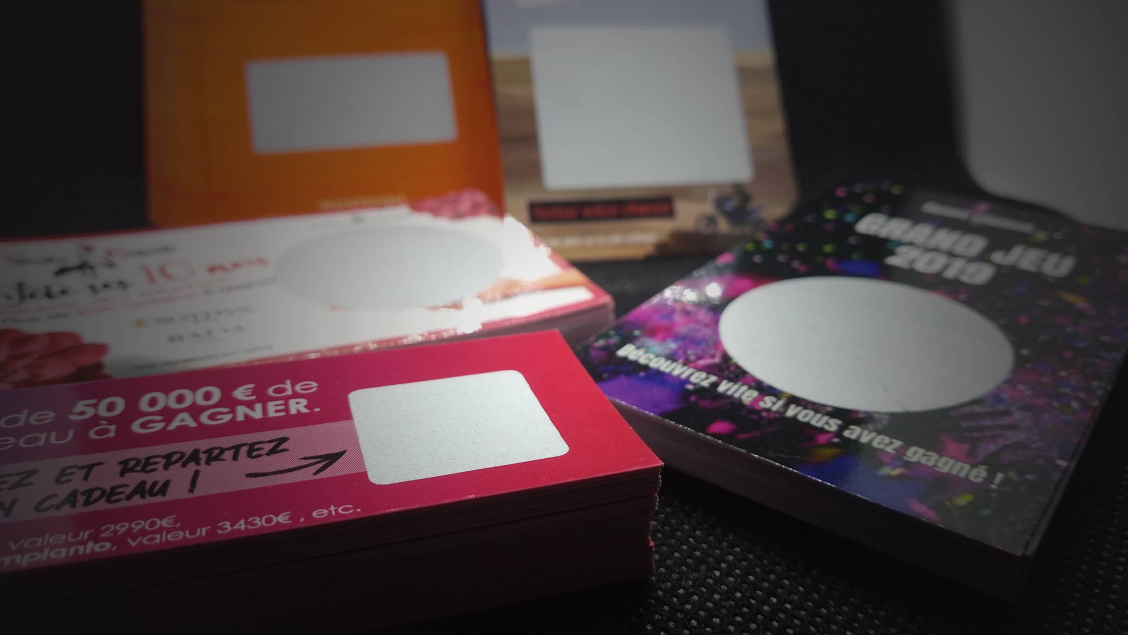 As Olimpíadas de 2020 estão chegando rapidamente, pois acontecerão neste verão em Tóquio. Uma ótima oportunidade para muitas empresas estarem presentes em tal evento e alcançar um público vindo de todo o mundo. Portanto, saber como se destacar para apresentar sua oferta ou produto será mais do que necessário se você quiser atrair transeuntes e fãs que vieram torcer por seus atletas favoritos. Para isso, o uso de bilhetes para raspar é uma ótima ideia lúdica que pode ser facilmente implementada!