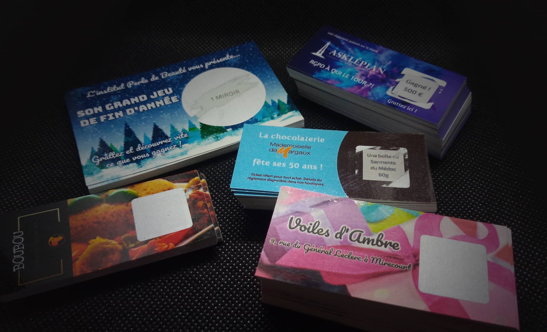 Uma noite está cheia de atividades para encantar e oferecer novas experiências àqueles que vieram para rir, dançar e se divertir. Uma noite é perfeita para uma operação promocional de baixo custo. Usar uma noite para proporcionar diversão e entretenimento por meio de bilhetes personalizáveis para raspar será uma excelente maneira de se destacar em um ambiente animado.