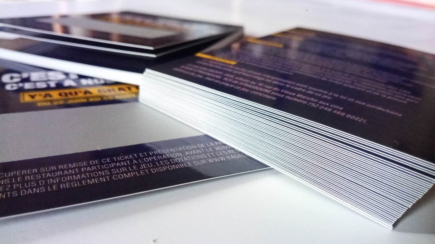 Hoje em dia, muitas empresas que desejam promover um produto por meio de uma campanha publicitária são numerosas e buscam ser o mais inventivas possível. De fato, muitos consumidores estão cansados dos anúncios clássicos e é preciso redobrar a originalidade para conseguir captar a atenção deles e fazê-los se interessar pelo produto ou serviço que você deseja promover. O que mais atrai o público são os jogos. Ao mesmo tempo lúdicos e divertidos, os jogos atraem muitos consumidores que rapidamente se envolvem e querem tentar ganhar um prêmio. Na França, os bilhetes para raspar são muito populares e geram um volume de vendas de mais de quinze milhões de euros por ano. De fato, vistos como uma forma divertida de ganhar algo, esses pequenos cartões personalizáveis atraem muitas pessoas, de todos os meios sociais. Então, por que não usar bilhetes para raspar em sua próxima campanha publicitária para despertar a curiosidade de potenciais clientes e assim expandir sua clientela, ao mesmo tempo em que fideliza aqueles que você já possui?