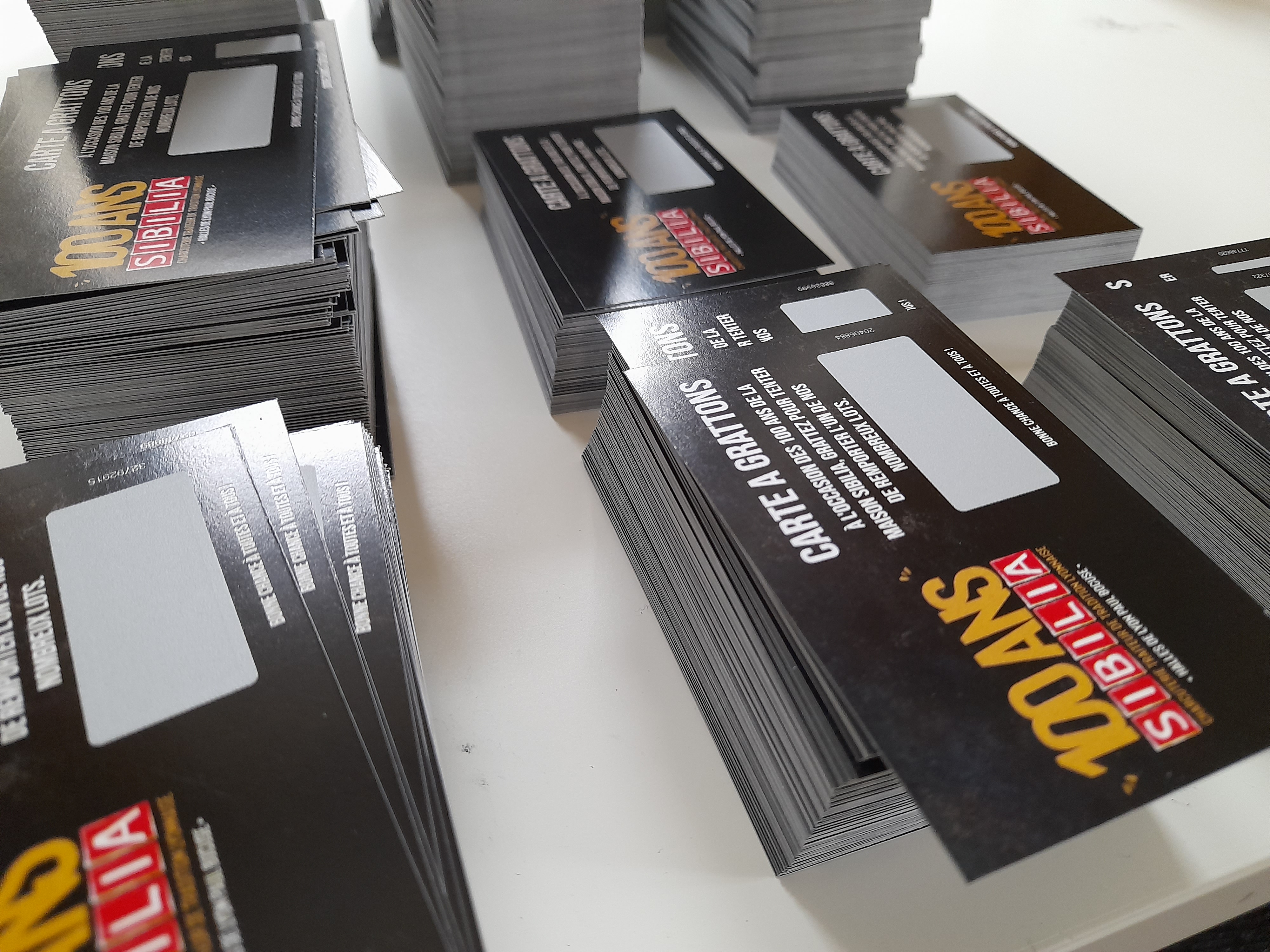 Foi na dÃ©cada de 1980 que os jogos de raspadinha chegaram Ã  FranÃ§a e, desde entÃ£o, o interesse do pÃºblico nunca diminuiu. O sucesso Ã© tanto que agora os jogos de raspadinha sÃ£o integrados Ã s estratÃ©gias de marketing da maioria das empresas. EntÃ£o, quando uma empresa deseja realizar uma promoÃ§Ã£o, as <a href='https://www.scratcher.fr/cartes-a-gratter'>raspadinhas</a> podem ser usadas tanto para atrair novos clientes quanto para fidelizar os existentes. Por que essa estratÃ©gia produz resultados tÃ£o relevantes?