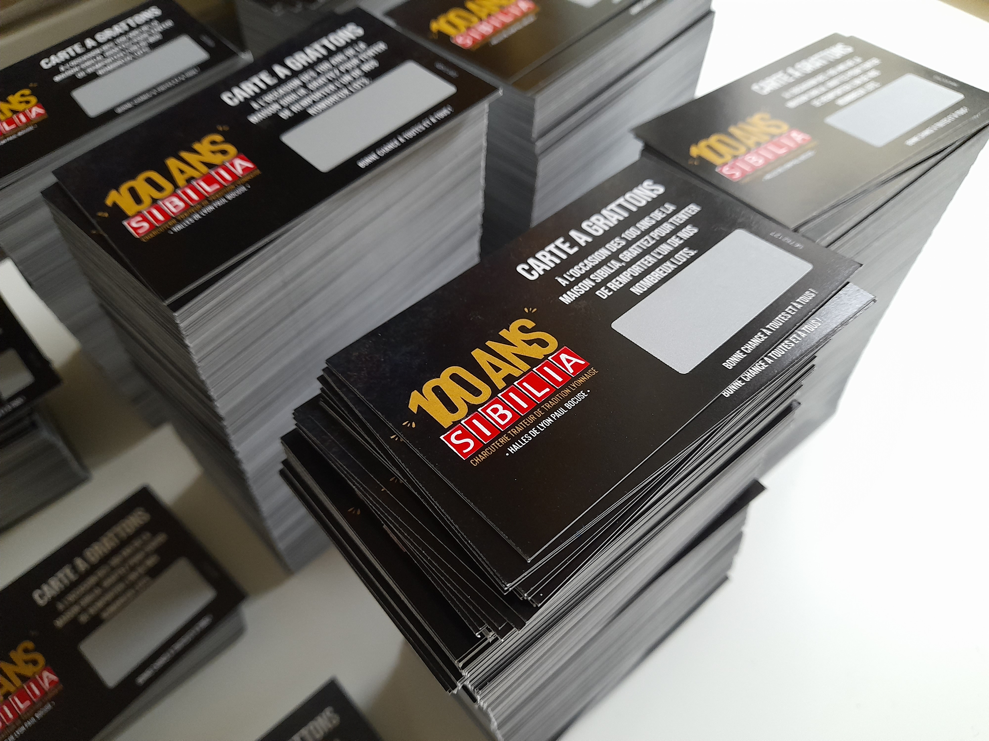 Foi nos anos 1980 que a raspadinha alcançou um sucesso que não diminuiu desde então. Ao longo dos anos, ainda é muito popular entre os franceses. Além do prazer pessoal de pegar um jornal, a raspadinha também é usada como meio de comunicação por empresas, enquanto outras a destacam em várias animações comerciais. Mas afinal, por que isso funciona tão bem e como você pode usá-la efetivamente para sua empresa?