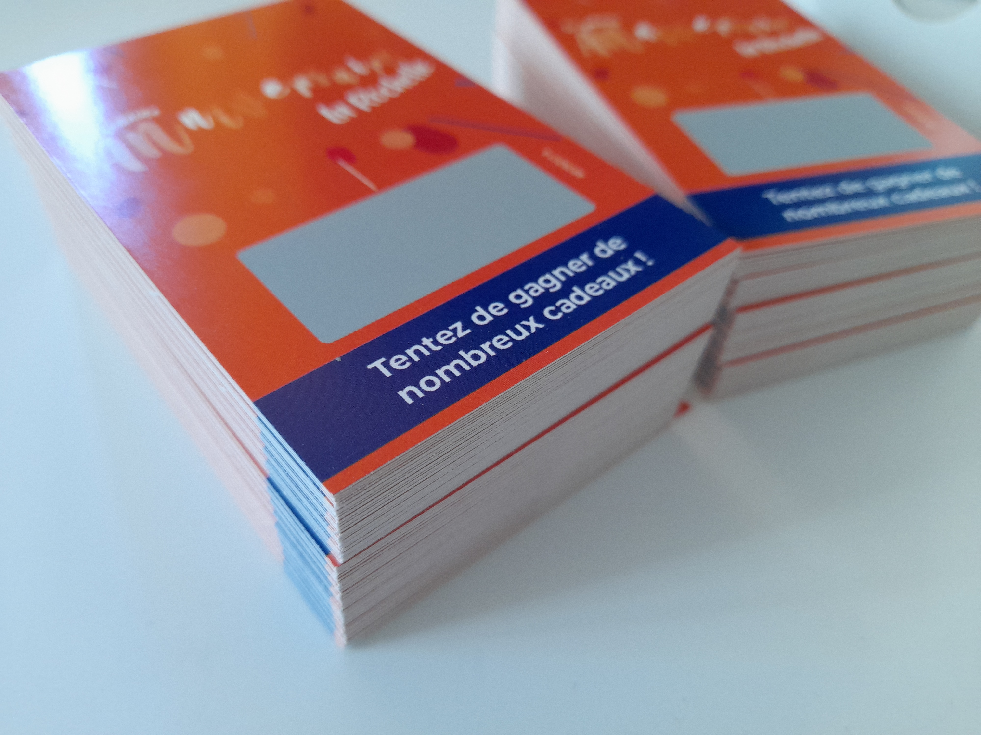 O marketing está em constante evolução, e os profissionais do setor têm a obrigação de se adaptar para permanecer relevantes. A personalização é uma das tendências mais importantes do marketing moderno - segundo a Forbes, é importante para 89% dos profissionais de marketing. A personalização também é uma excelente maneira de se destacar dos concorrentes e garantir que os clientes lembrem da empresa. A impressão em papel continua sendo um dos melhores meios de personalizar seu marketing. Então, por que a personalização via impressão em papel continua sendo o melhor elemento de marketing promocional?