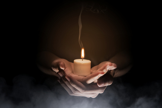 Este estilo de bilhete é destinado a lojas de artigos esotéricos (lojas que vendem livros, pedras, velas, incensos), centros de meditação e yoga (centros que oferecem aulas de meditação, yoga, reiki), terapeutas e praticantes de medicina alternativa (praticantes que oferecem cuidados de medicina alternativa como acupuntura, naturopatia), associações religiosas (organizações religiosas, locais de culto, centros espirituais), organizadores de feiras e eventos espirituais (organizadores de eventos como feiras de bem-estar, conferências espirituais), editoras de livros espirituais (editoras especializadas na publicação de livros sobre espiritualidade). Esses bilhetes podem criar uma experiência lúdica e interativa, impulsionar vendas e, em última análise, atrair novos clientes. Este estilo de bilhete é destinado a lojas de artigos esotéricos (lojas que vendem livros, pedras, velas, incensos), centros de meditação e yoga (centros que oferecem aulas de meditação, yoga, reiki), terapeutas e praticantes de medicina alternativa (praticantes que oferecem cuidados de medicina alternativa como acupuntura, naturopatia), associações religiosas (organizações religiosas, locais de culto, centros espirituais), organizadores de feiras e eventos espirituais (organizadores de eventos como feiras de bem-estar, conferências espirituais), editoras de livros espirituais (editoras especializadas na publicação de livros sobre espiritualidade). Esses bilhetes podem criar uma experiência lúdica e interativa, impulsionar vendas e, em última análise, atrair novos clientes.