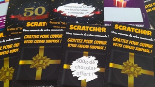 Deixe seus clientes rasparem todos os tipos de bilhetes de presentes, carrinhos, baús ou sacos para descobrir o que eles contêm! Deixe seus clientes rasparem todos os tipos de bilhetes de presentes, carrinhos, baús ou sacos para descobrir o que eles contêm!