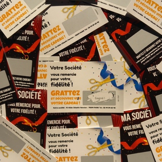 Esta coleção é voltada para profissionais que desejam inaugurar uma loja, uma marca ou até mesmo uma associação usando bilhetes para raspar. O importante é oferecer presentes apreciados pelos clientes e que os incentivem a retornar no futuro, como descontos em produtos ou serviços oferecidos pela empresa ou clube, amostras grátis de produtos ou serviços, cartões-presente para usar em futuras compras, brindes personalizados com o logotipo da empresa ou da associação, como camisetas, bolsas, canetas ou chaveiros, ingressos para eventos futuros organizados, como concertos, conferências ou exposições... Esta coleção é voltada para profissionais que desejam inaugurar uma loja, uma marca ou até mesmo uma associação usando bilhetes para raspar. O importante é oferecer presentes apreciados pelos clientes e que os incentivem a retornar no futuro, como descontos em produtos ou serviços oferecidos pela empresa ou clube, amostras grátis de produtos ou serviços, cartões-presente para usar em futuras compras, brindes personalizados com o logotipo da empresa ou da associação, como camisetas, bolsas, canetas ou chaveiros, ingressos para eventos futuros organizados, como concertos, conferências ou exposições...