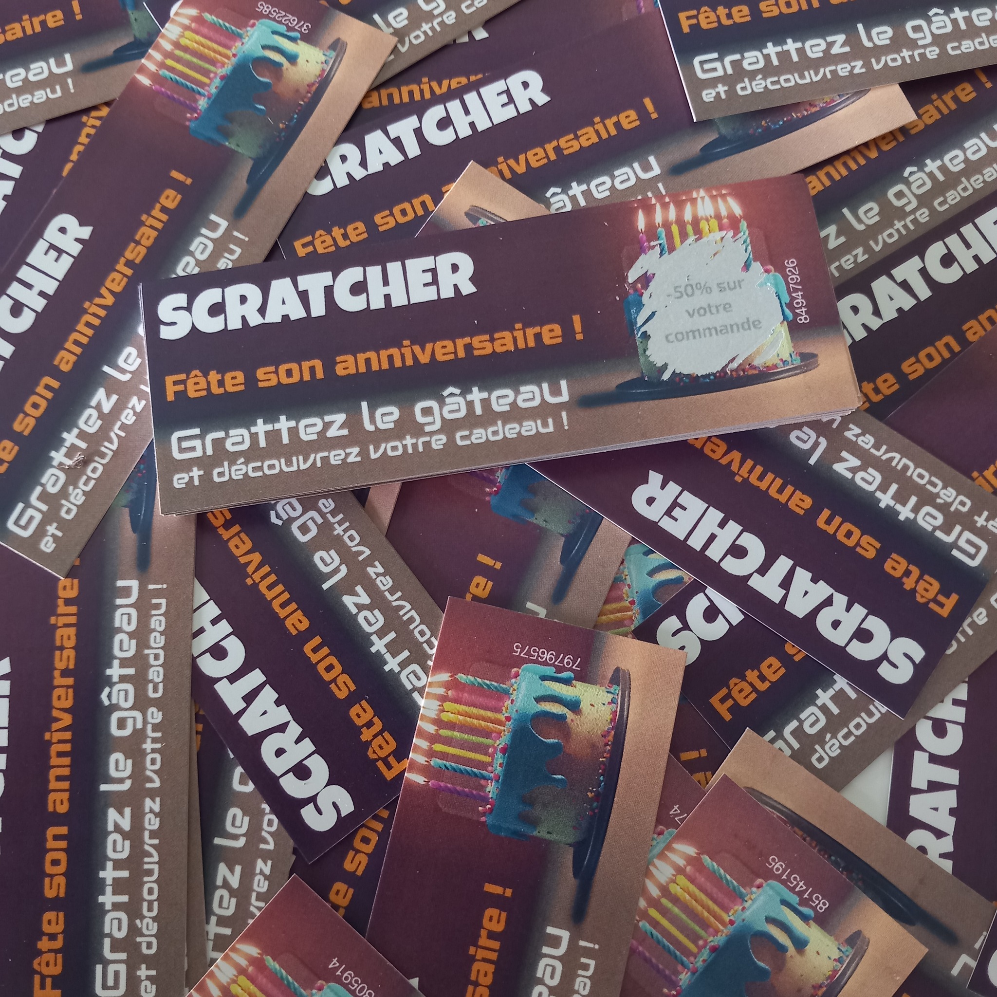 Celebrar um aniversário é sempre uma fonte de alegria e felicidade. Seja para uma criança ou um adulto, essa ocasião representa um momento especial para celebrar. Os bilhetes personalizados para raspar podem oferecer um toque adicional a este evento e torná-lo memorável. Eles permitem dar um sabor único a um aniversário e criar uma lembrança inesquecível. Graças à personalização, é possível usar fórmulas de desejos específicas; é a maneira ideal de se destacar enquanto oferece muita alegria à pessoa que está celebrando seu aniversário. Se você procura entender como esses bilhetes podem tornar a celebração excepcional e memorável, este artigo é para você!