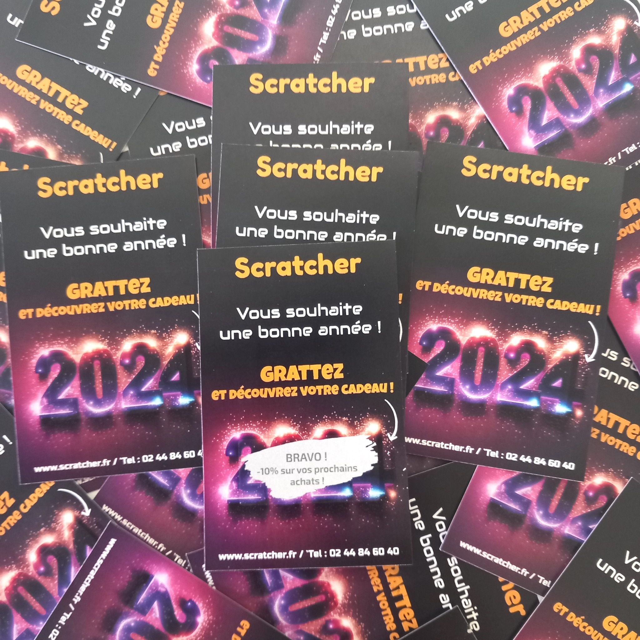 Para que sua empresa tenha dias felizes, nada como uma clientela fiel. Eles são os melhores embaixadores que uma empresa pode ter. Então, é preciso constantemente encontrar novos meios de despertar o interesse deles, mas também de mantê-los. Para isso, existem várias opções a considerar. É inegável que, entre os métodos de recompensa, as raspadinhas se destacam de maneira única. Esses pequenos bilhetes são lúdicos e oferecem uma experiência envolvente e emocionante, permitindo aos clientes descobrir ofertas especiais, descontos exclusivos e muito mais. Então, como essas ferramentas podem ser usadas para recompensar os clientes de maneira inovadora e eficaz?